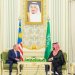 الأمير محمد بن سلمان ولي العهد السعودي والعاهل الماليزي السلطان إبراهيم إسكندر خلال جلسة المباحثات الرسمية في الرياض (واس)