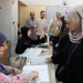 ناخبون يستعدون للادلاء بصوتهم في مركز اقتراع  بالعراق (أ.ب)