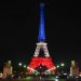 برج إيفل مضاء بألوان العلم الفرنسي تكريماً لضحايا الهجمات الإرهابية بباريس الأربعاء (د.ب.أ)