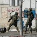 جنود إسرائيليون يوجّهون أسلحتهم خلال غارة عسكرية في مدينة نابلس الفلسطينية بالضفة الغربية اليوم (أ.ب)