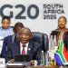 رئيس جنوب أفريقيا سيريل رامافوزا يلقي كلمة افتتاحية مرحِّباً بالقادة في قمة مجموعة العشرين بجوهانسبرغ (رويترز)