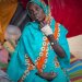 سيدة سودانية أصيبت في معارك الفاشر بالسودان تجلس في خيمتها مخيم طويلة (أ.ب)