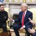 الرئيس الأوكراني فولوديمير زيلينسكي (يسار) يتحدث مع الرئيس الأميركي دونالد ترمب (وسط) ونائب الرئيس الأميركي جي دي فانس (يمين) في المكتب البيضاوي بالبيت الأبيض (إ.ب.أ)