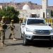 جنود موالون للمجلس الانتقالي الجنوبي باليمن يتفقدون شاحنة خارج مجمع القصر الرئاسي في عدن (رويترز)