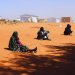 لاجئون سودانيون من دارفور يجلسون على الأرض أثناء عاصفة رملية في مخيم طولوم على مشارف بلدة إيريبا شرق تشاد - ٣٠ نوفمبر (رويترز)