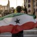شاب يحمل علم «أرض الصومال» أمام النصب التذكاري لـ«حرب هرجيسا» (أ.ف.ب)