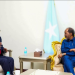 الرئيس الصومالي خلال استقبال رئيس الوزراء الأسبق عبدي فارح شيردون في أبريل الماضي (وكالة الأنباء الصومالية)
