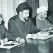 İmam Musa Sadr, bir basın toplantısı düzenleyerek bir konuşma yaptı. Konuşma sırasında yanında Şeyh Muhammed Mehdi Şemseddin, Milletvekili Hüseyin el-Hüseyni ve Basın Sendikası Başkanı Riyad Taha yer aldı. (İmam Musa Sadr Araştırma ve İnceleme Merkezi)
