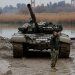 دبابة تابعة للجيش السوري بالقرب من الرقة (أ.ف.ب)