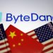 شعار شركة «بايت دانس» المالكة لتطبيق «تيك توك» وأعلام الصين والولايات المتحدة (رويترز)