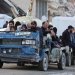 نازحون فلسطينيون يستقلون حافلة مهشمة للتنقل في مدينة غزة (رويترز)
