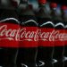 قد تحتوي عبوة «كوكا كولا» واحدة على ما يصل إلى 10 ملاعق صغيرة من السكر (أرشيفية - رويترز)