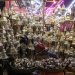 مجموعة من الفوانيس بمنطقة السيدة زينب في مصر (د.ب.أ)