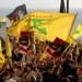 مناصرون لـ«حزب الله» يرفعون أعلامه خلال تجمع في ذكرى اغتيال أمينه العام السابق حسن نصر الله (أرشيفية - د.ب.أ)