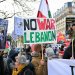 ناشطون في باريس يرفعون لافتة تدعو لوقف الحرب في لبنان خلال حراك ضد الحرب في الشرق الأوسط (أ.ف.ب)