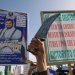 حوثيون يرفعون صورة زعيمهم خلال مظاهرة في صنعاء لتأييد إيران في حربها مع أميركا وإسرائيل (أ.ب)