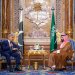 ولي العهد السعودي الأمير محمد بن سلمان مستقبلاً رئيس الوزراء الباكستاني محمد شهباز شريف في جدة (واس)