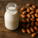 حليب اللوز بديل صحي للحليب كامل الدسم حيث يسهم في تقليل العبء على القلب (بيكساباي)