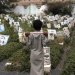 طفل يمني يزور مقبرة لقتلى الحوثيين في صنعاء (إ.ب.أ)