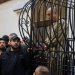 عاطف نجيب الرئيس السابق لفرع الأمن السياسي في منطقة درعا خلال حكم بشار الأسد في قفص الاتهام خلال جلسة محاكمة في قصر العدل بدمشق سوريا اليوم الأحد (أ.ب)