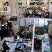 القاعة الرئيسية لإجراء المعاملات بالبنك المركزي اليمني في عدن (رويترز)
