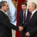 وزير الخارجية الإيراني عباس عراقجي يستقبله الرئيس الروسي فلاديمير بوتين قبل اجتماعهما (أ.ب)