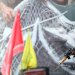 جندي يقف فوق سيارة خلال مظاهرة نظمتها السلطات لدعم المرشد الجديد مجتبى خامنئي في طهران الأربعاء (إ.ب.أ)