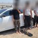 رجل أمن يقف بجوار عدد من أفراد الخلية التي تتهمها أجهزة الأمن اليمنية بالتخطيط لاغتيالات (الحكومة اليمنية)