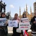 سكان من جنوب لبنان يحملون أسماء بلداتهم المحتلة والمعرضة للتدمير الإسرائيلي خلال اعتصام في ساحة الشهداء بوسط بيروت (أ.ف.ب)