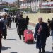 فلسطينيون يستعدون لمغادرة غزة إلى مصر من معبر رفح في خان يونس الخميس (أ.ف.ب)