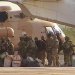 صورة وزَّعها الجيش الفرنسي لمقاتلين من المرتزقة الروس خلال صعودهم مروحية بشمال مالي - أبريل 2022 (الجيش الفرنسي - أ.ب)