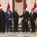 صورة نشرها المكتب الصحافي لرئاسة الجمهورية العراقية يوم 27 أبريل 2026 تظهر الرئيس العراقي نزار آميدي وهو يُصافح رئيس الوزراء العراقي الجديد علي الزيدي (أ.ف.ب)