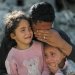 فلسطينيون في مدينة غزة يوم الاثنين خلال جنازة مواطنهم موسى الأبيض الذي قتل بنيران إسرائيلية يوم الأحد (رويترز)