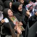 سيدات ينتحبن خلال موكب جنازة ثلاثة من أعضاء الدفاع المدني اللبناني الذين قُتلوا في غارة جوية إسرائيلية على قرية مجدل زون جنوب لبنان (د.ب.أ)