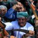 أفراد حوثيون خلال حشد في صنعاء للتضامن مع إيران و«حزب الله» اللبناني (أ.ف.ب)
