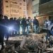 أشخاص متجمّعون في موقع غارة جوية إسرائيلية استهدفت حي حارة حريك في الضاحية الجنوبية لبيروت - 6 مايو 2026 (أ.ف.ب)

