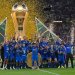 لاعبو فريق الهلال يحتفلون باللقب الملكي على أرض الملعب (تصوير: علي خمج)