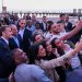 السيسي وماكرون خلال التقاط مواطنين مصريين لصور بكاميرات هواتفهم المحمولة في الإسكندرية السبت (الرئاسة المصرية)