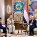 الرئيس رشاد العليمي خلال استقبال السفير البريطانية لدى اليمن (سبأ)