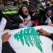 نساء ينتحبن على نعش عنصر في الدفاع المدني قتل بغارة إسرائيلية في جنوب لبنان خلال تشييعه الأربعاء (أ.ب)