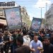 فلسطينيون يحملون صور عز الدين الحداد خلال تشييعه في مدينة غزة السبت (أ.ف.ب)
