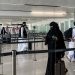 مسافرون عبر صفوف الحواجز في صالة المغادرة بمطار الملك خالد الدولي في الرياض (أ.ف.ب)