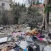 أحد عمال الإنقاذ يتفقد الأضرار الناجمة عن غارة إسرائيلية استهدفت مبنى سكنياً في بعلبك أسفرت عن مقتل قائد بحركة «الجهاد الإسلامي» وابنته البالغة من العمر 17 عاماً (أ.ف.ب)