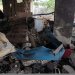 مواطنون يتفقدون الأضرار التي لحقت بمبنى سكني في بعلبك بعد غارة إسرائيلية استهدفته وأسفرت عن مقتل قائد في حركة «الجهاد الإسلامي» وابنته البالغة من العمر 17 عاماً (أ.ف.ب)