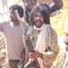 القائد الميداني في «الدعم السريع» الفاتح عبد الله إدريس الشهير بـ«أبو لولو» يتوسط مقاتلين آخرين قرب الفاشر يوم 27 أكتوبر 2025 (لقطة مقتطعة من فيديو - رويترز)