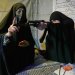 متطوعة في قوة «الباسيج» التابعة لـ«الحرس الثوري» (على اليسار) تقدّم تعليمات حول كيفية التعامل مع بندقية كلاشينكوف خلال تدريب على استخدام الأسلحة في طهران يوم 19 مايو 2026 (أ.ب)