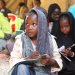 أطفال سودانيون نزحوا مع عائلاتهم إلى ليبيا يتلقون درساً في مدرسة للاجئين في تاجوراء شمال طرابلس (أرشيفية - أ.ب)
