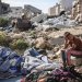 فتى فلسطيني يجلس في المكان الذي استهدف بغارة إسرائيلية أودت ليل أمس بحياة 10 أشخاص في مدينة غزة (أ.ف.ب)