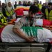 متطوعون في الدفاع المدني ينقلون نعوش 6 مدنيين قتلوا بغارة إسرائيلية أثناء إخلاء بلدتهم في جنوب لبنان (أ.ب)