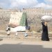 أسرة يمنية نازحة تفترش أحد الشوارع في صنعاء (الشرق الأوسط)